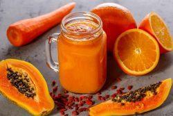 Vitamina de cenoura, tomate, mamão e laranja