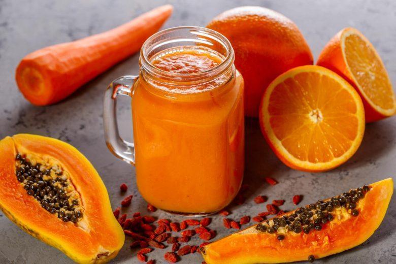 Vitamina de cenoura, tomate, mamão e laranja