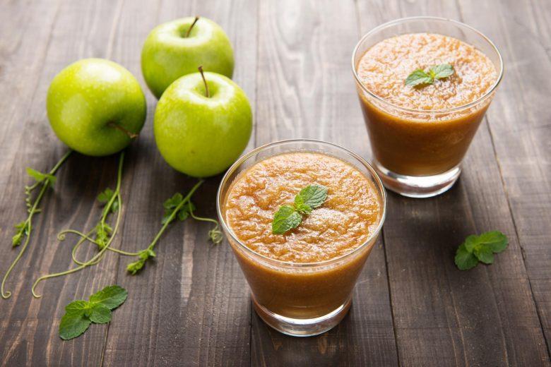 Suco de abacaxi, banana, maçã verde, tangerina e laranja
