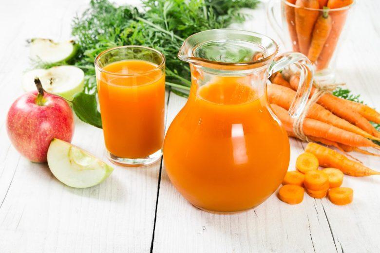 Suco de salsinha, cenoura, maçã e gengibre