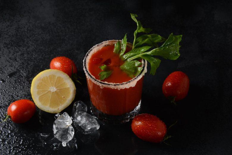 Suco de tomate, pepino, pimentão, cebola, alho e vinagre