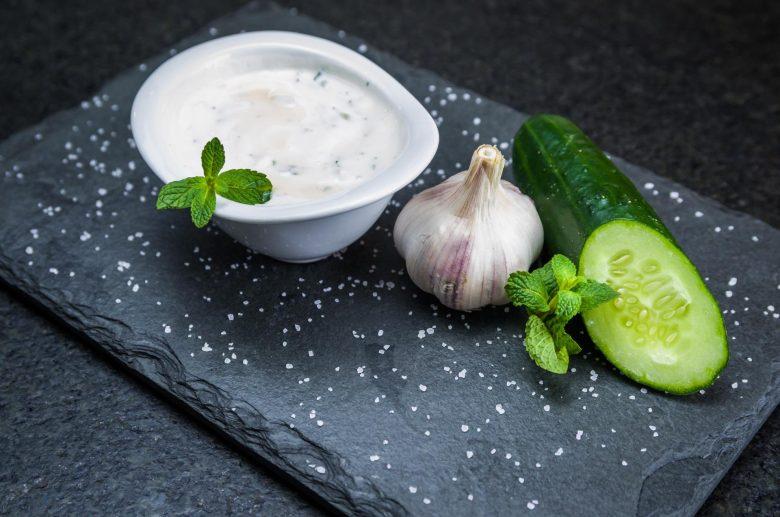 Molho de iogurte com ervas frescas