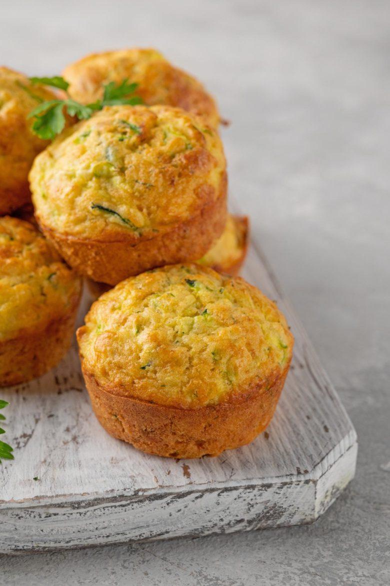 Cupcake salgado de queijo, presunto e abobrinha