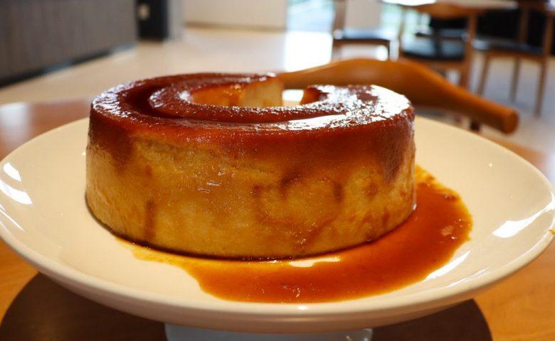Pudim de pão com calda de caramelo