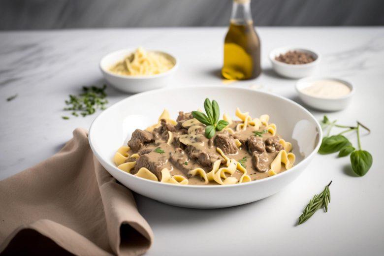 Tagliatele com molho de estrogonofe