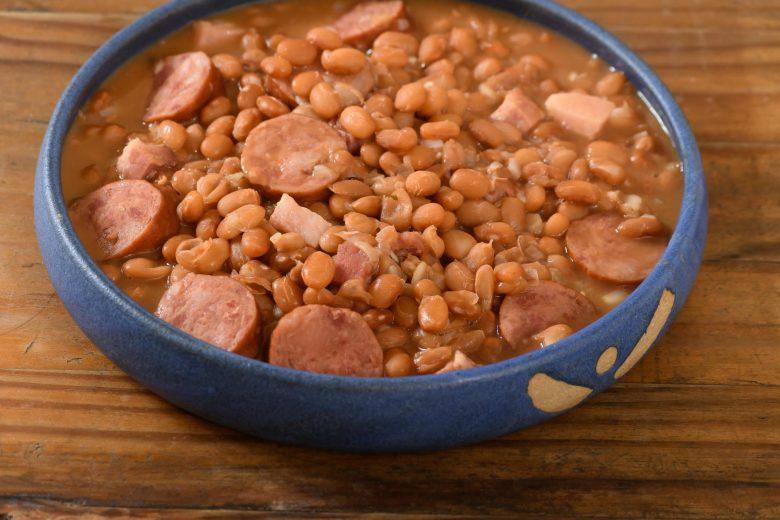 Feijão com linguiça e bacon