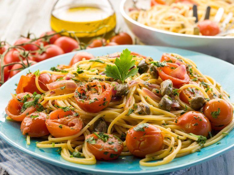Macarrão ao molho de tomate e alcaparras