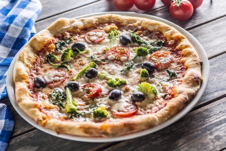 Pizza de brócolis com bacon