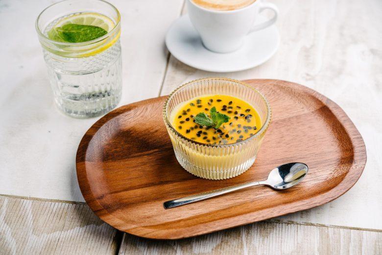 Panna cotta com calda de maracujá
