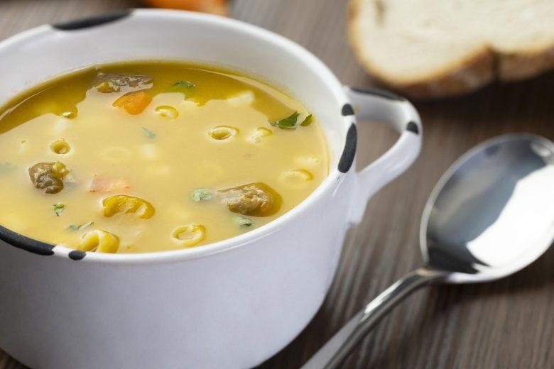 Sopa de macarrão e legumes
