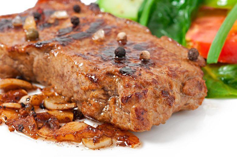Bife grelhado ao molho de cebola