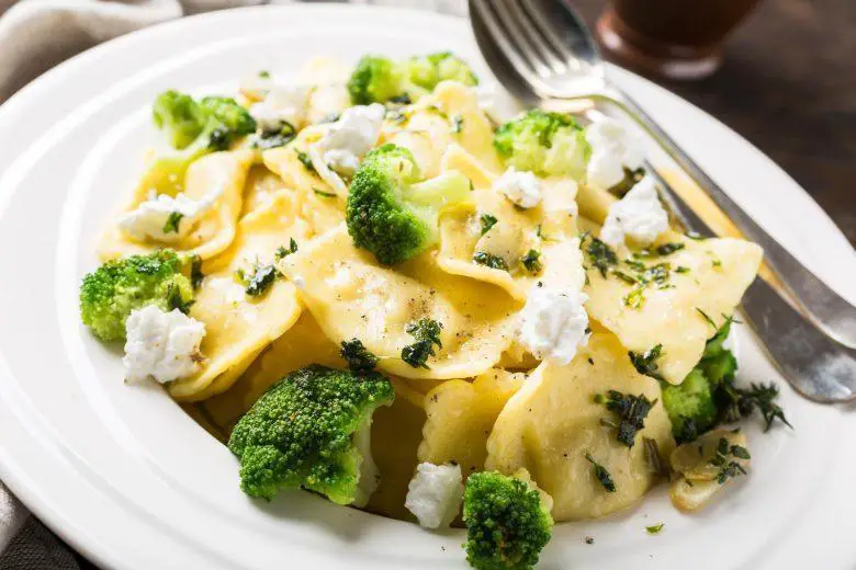 Ravióli quatro queijos com brócolis