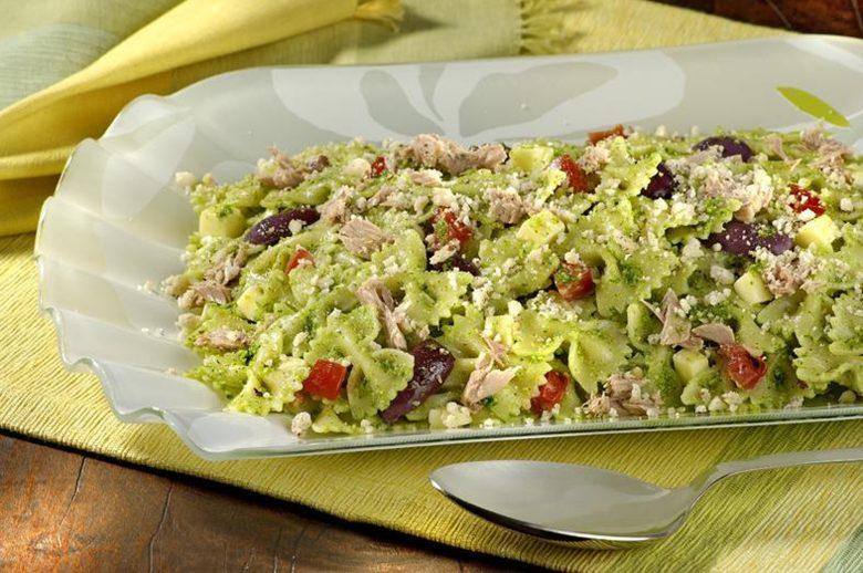 Salada de gravatinha ao pesto e atum