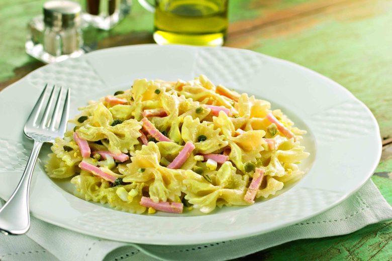 Salada de gravata com molho de iogurte