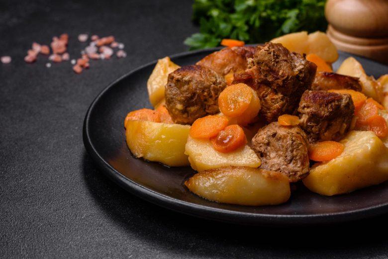 Carne com linguiça e legumes