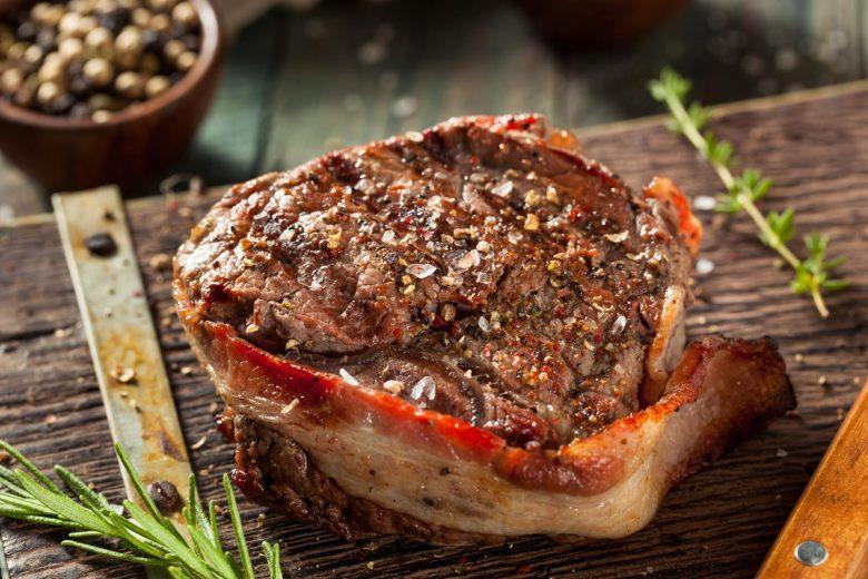 Bife de alcatra com bacon e alecrim