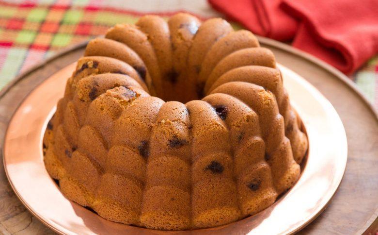 Bolo de fubá com pedaços de goiabada