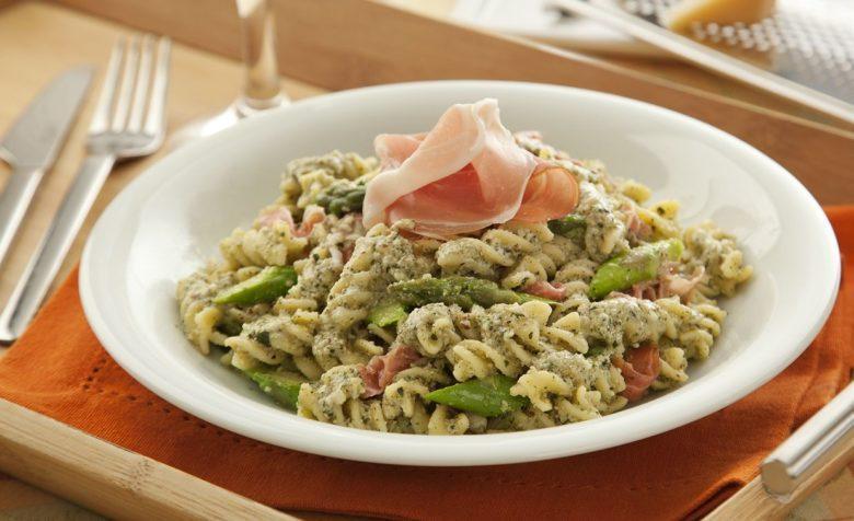 Fusilli com aspargo e parma ao pesto de hortelã