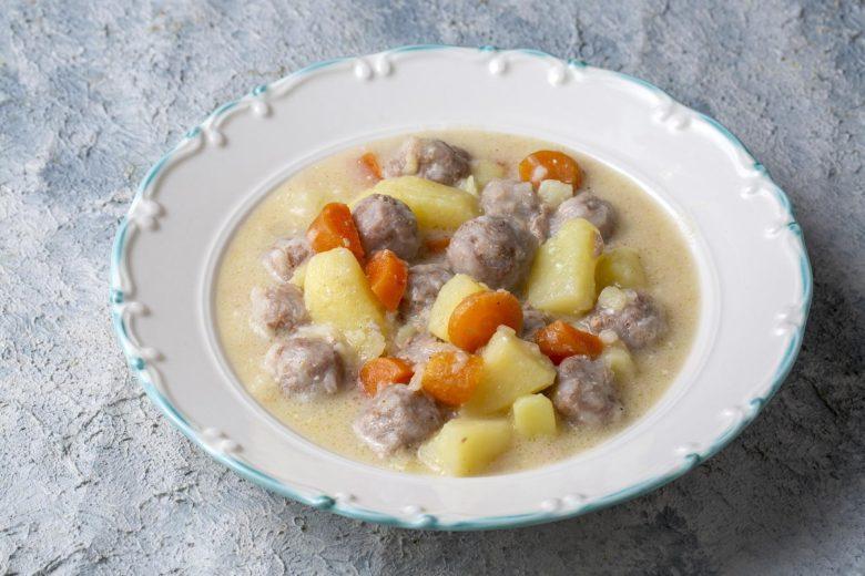 Sopa de legumes com almôndegas