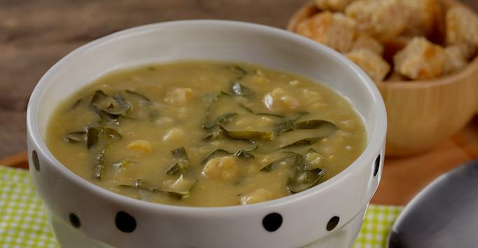 Sopa de grão de bico com couve