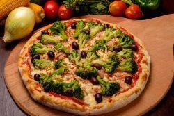 Pizza integral com brócolis