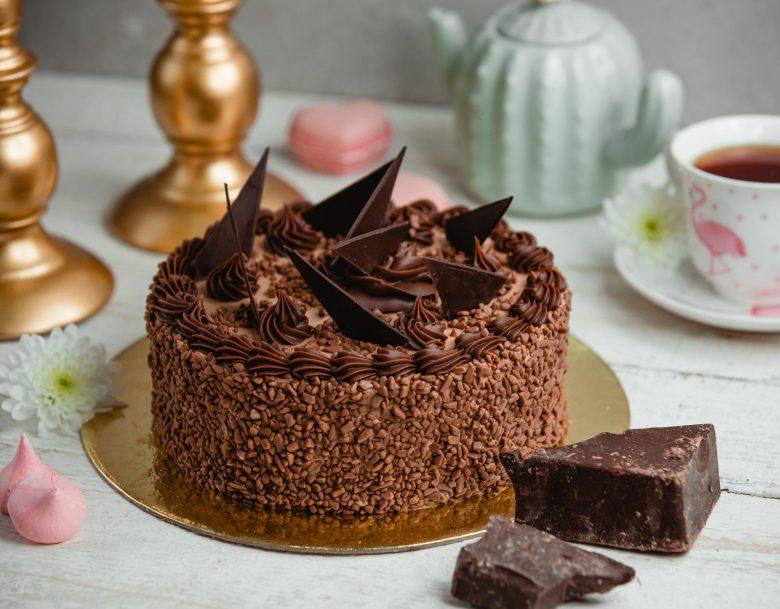 Bolo com cobertura de chocolate