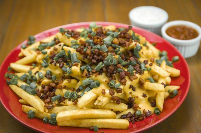 Batata frita com cheddar e bacon