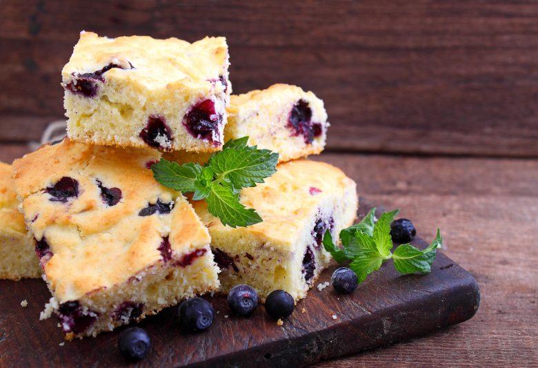 Bolo de mirtilo ao perfume de limão