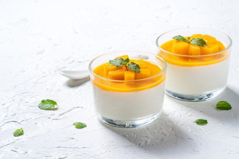 Panna cota com geleia de manga no copinho