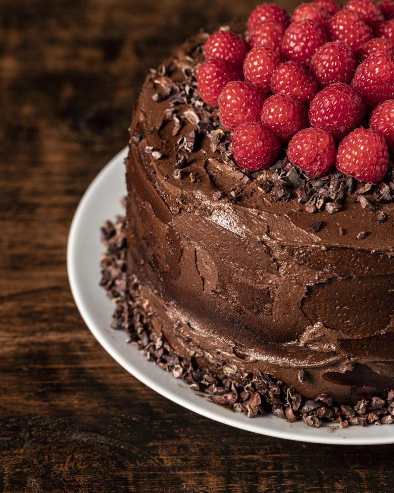 Bolo de chocolate com morangos