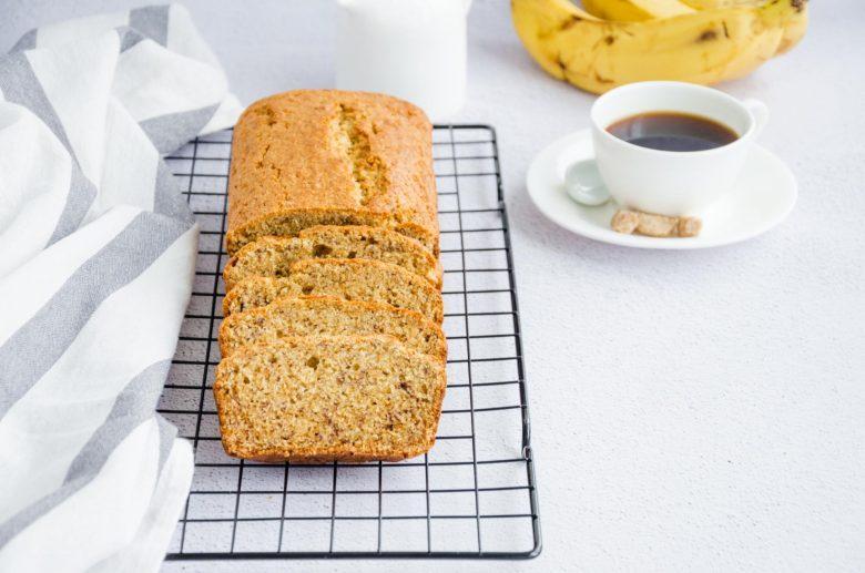 Bolo de banana com amendoim e aveia