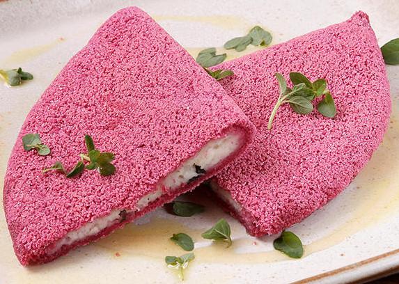 Tapioca de beterraba com queijo de cabra e mel