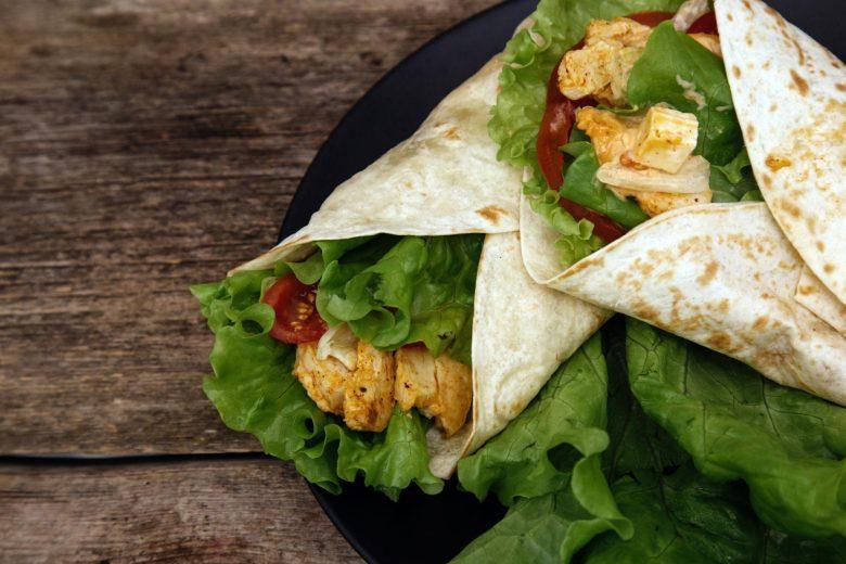 Wrap de tofu ao curry com papaia