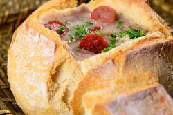 Caldo de feijão carioca no pão italiano