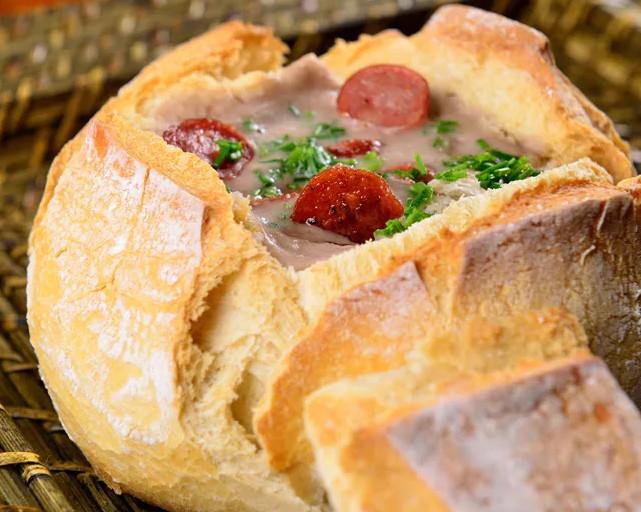 Caldo de feijão carioca no pão italiano