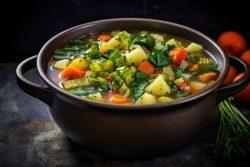 Sopa de legumes saborosa