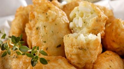 Bolinho de arroz com queijo ralado