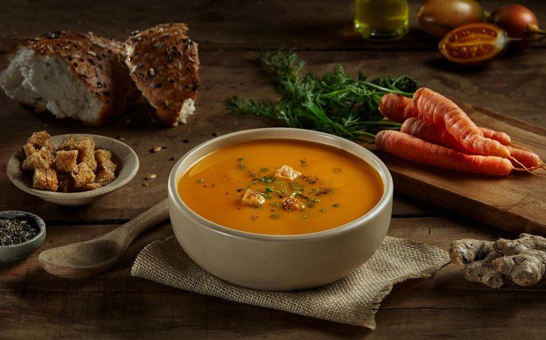 Caldo de cenoura com gengibre
