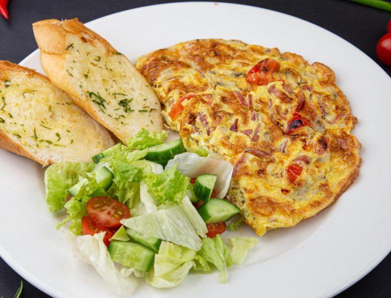 Omelete de queijo com tomate