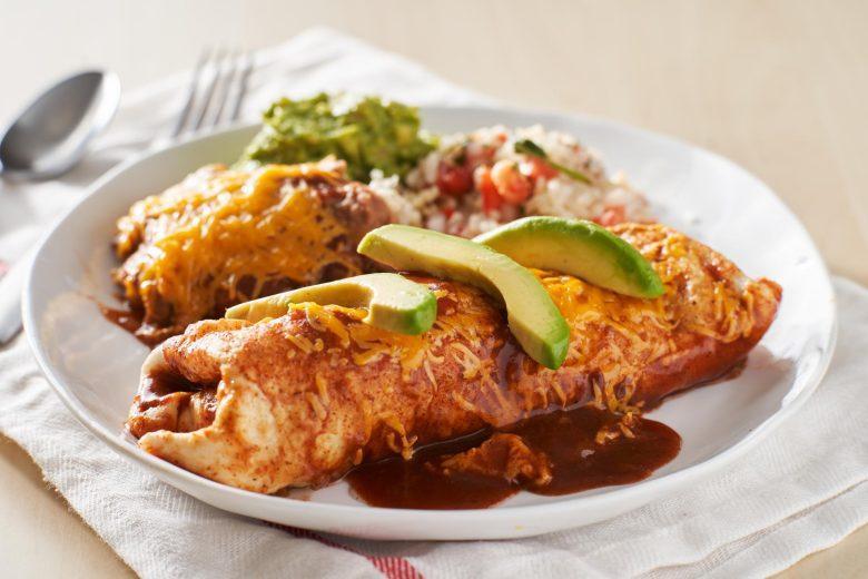 Burrito de frango com guacamole e sour cream