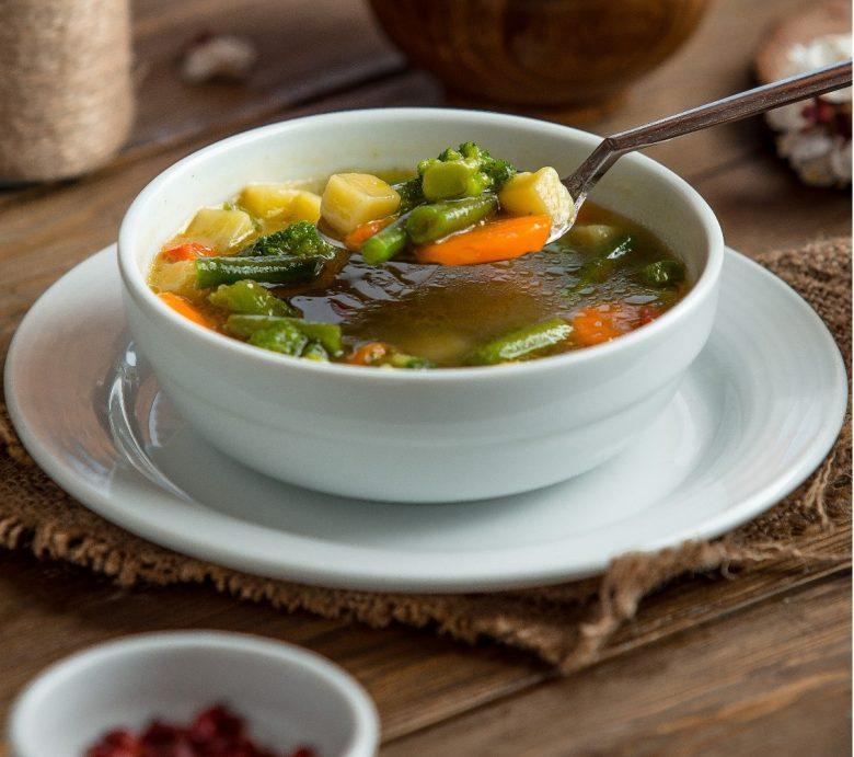 Sopa de legumes com carne da vovó