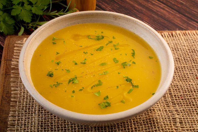 Caldo com farinha de mandioca