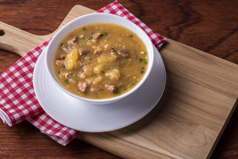 Caldo de mandioca com carne desfiada
