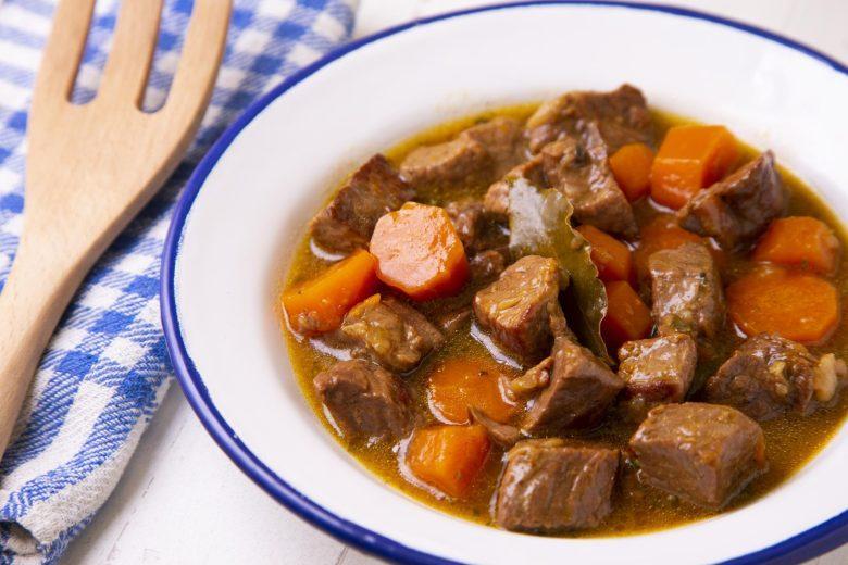 Carne de panela com batata e cenoura