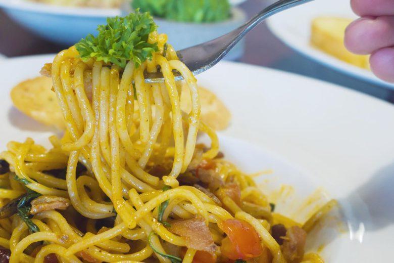 Espaguete ao alho e óleo com bacon