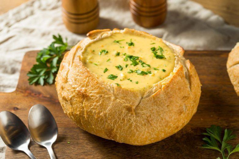 Sopa creme de mandioquinha no pão
