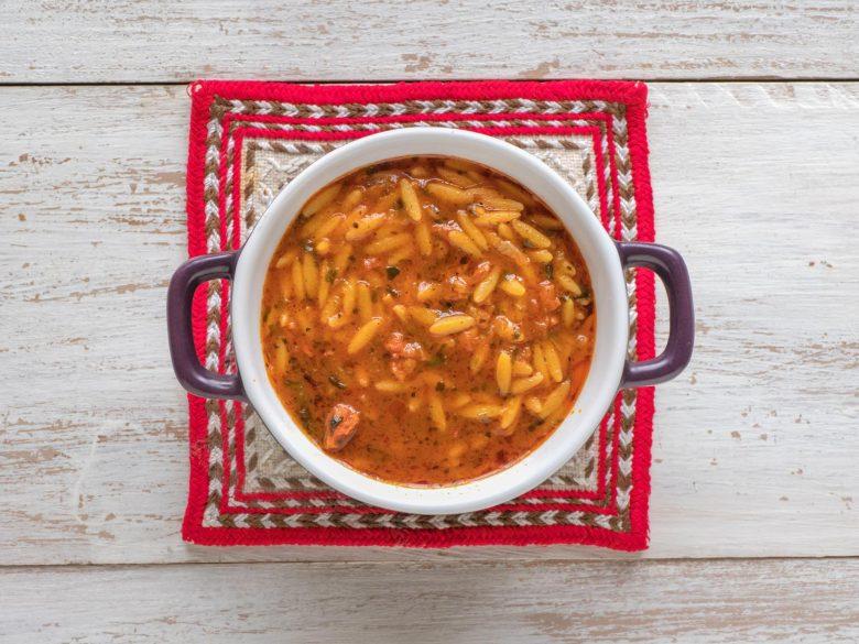 Sopa de macarrão e linguiça