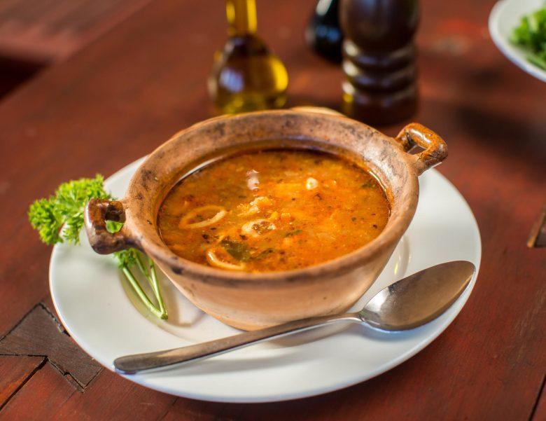 Sopa de feijão branco e lula