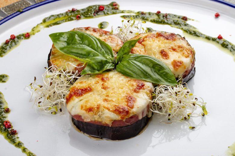 Berinjela no forno com tomate e queijo