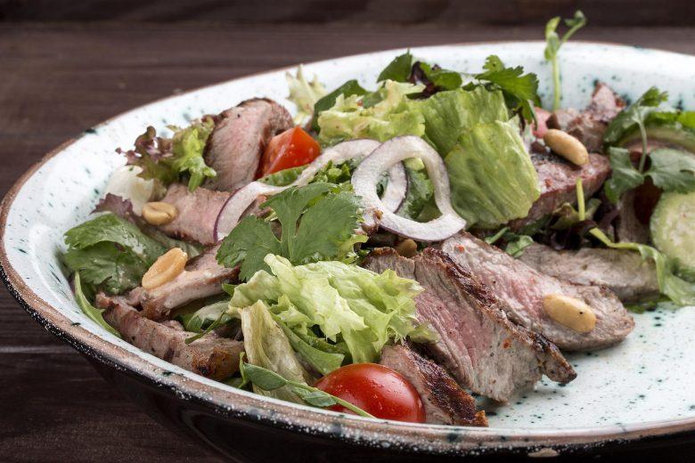Salada de acelga e rosbife